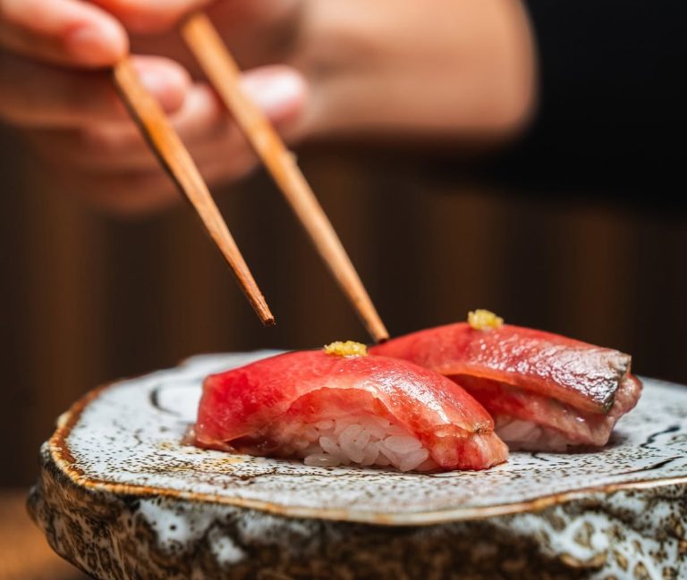 Nigiri di wagyu, ventresca di tonno stagionata 10 giorni, yuzukoshō.Il grasso del wagyu si sciog